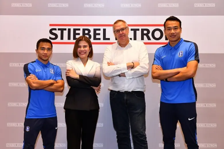 โรลันด์ เฮิน (ที่สองจากขวา) กรรมการผู้จัด...