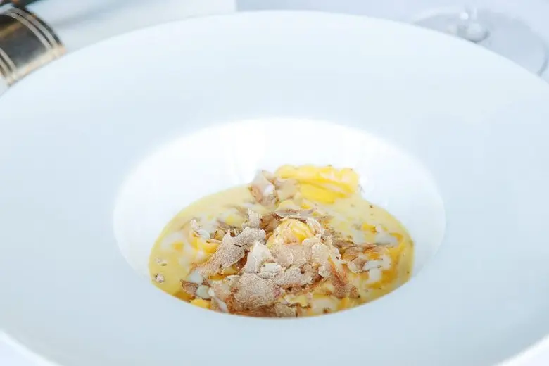 เนรมิตความอร่อยสุดพิเศษจากวัตถุดิบชั้นเลิศน่าลิ้มลอง กับเมนูเห็ดทรัฟเฟิลขาว ณ ห้องอาหารเรดสกาย โรงแรมเซ็นทาราแกรนด์ฯ เซ็นทรัลเวิลด์