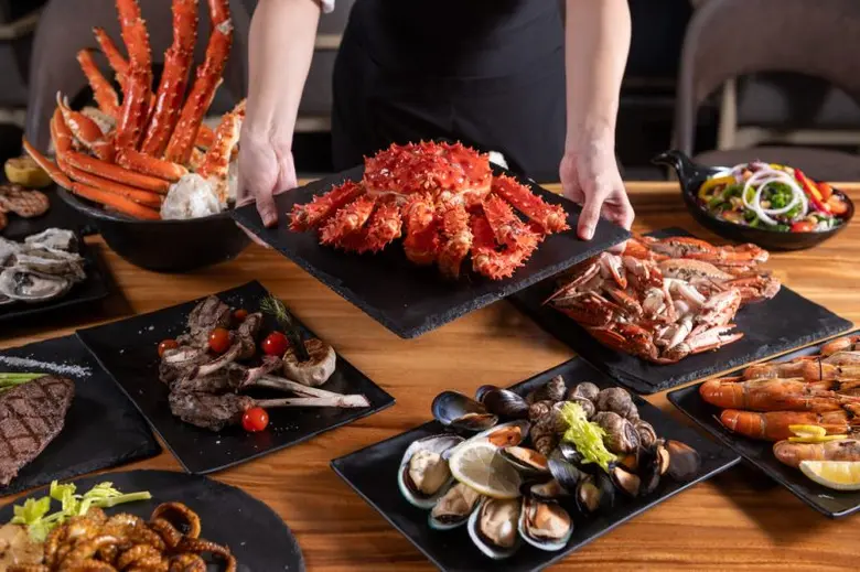 เพลิดเพลินกับบุฟเฟ่ต์ปูยักษ์มื้อค่ำที่ดีที่สุด "Crab Paradise" ที่ฟู๊ดเอ็กซ์เชนจ์ โนโวเทล กรุงเทพ สุขุมวิท 20