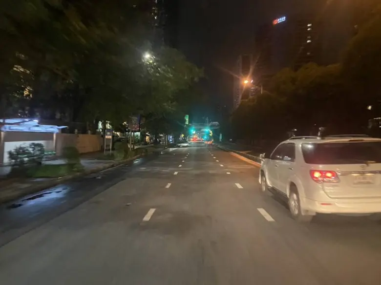 กทม.เร่งแก้ปัญหาไฟฟ้าส่องสว่าง ถ.นราธิวาสฯ - ปี 67 เตรียมติดตั้งโคมไฟบนถนนเพิ่มอีก 30,000 โคม