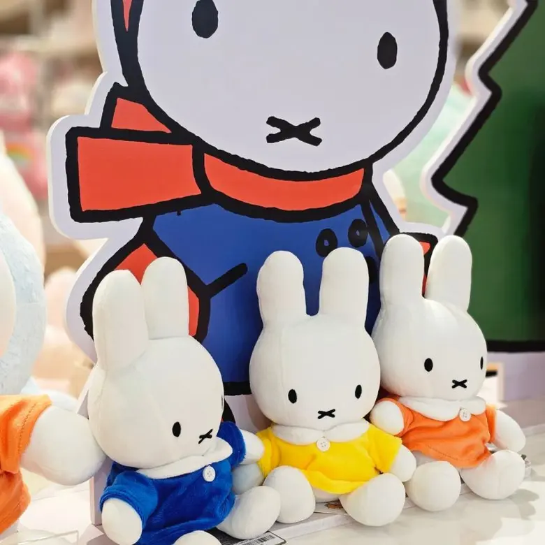 ร้าน At First ศูนย์การค้าเอ็ม บี เค เซ็นเตอร์ เปิดตัว AT FIRST x MIFFY รวมสินค้า MIFFY เยอะที่สุด และ Collection พิเศษต้อนรับปีใหม่ พร้อมตู้ดูดวง MIFFY ที่แรก!