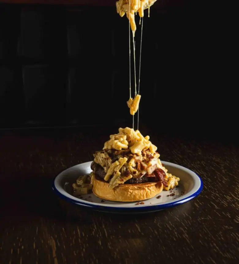 ทเวนตี้ไฟว์ ดีกรีส์ (25 DEGREES ) ออกโปรใหม่ แมคแอนด์ชีส เบอร์เกอร์