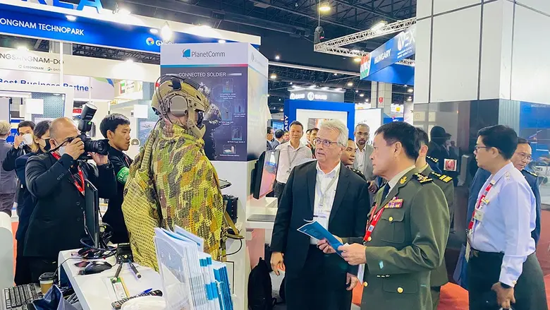 คุณทรีเวอร์ ทอมป์สัน (กลาง) รองประธานกรรม...