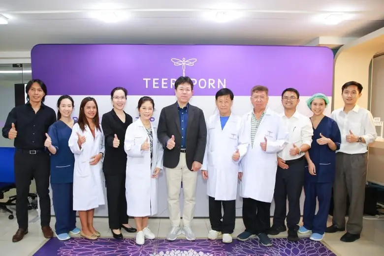 ผศ.นพ. ชลธิศ สินรัชตานันท์ (คนที่ 5 จากขว...