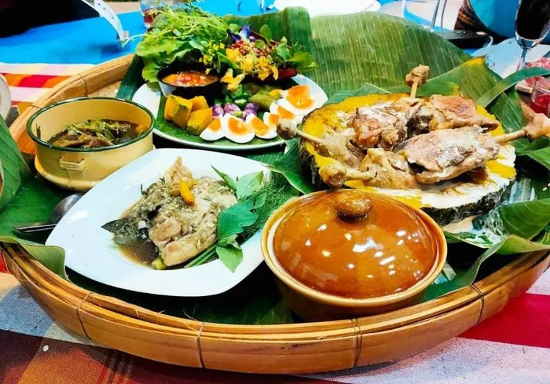 สภาอุตสาหกรรมท่องเที่ยวโคราช จับมือ ททท. โคราชจีโอพาร์ค จัดงาน "นุ่งผ้าซิ่น กิ๋นข้าวค่ำ ดื่มด่ำบรรยากาศพาแลง" ณ เฮือนภูคำ เดอะเปียโน เขาใหญ่