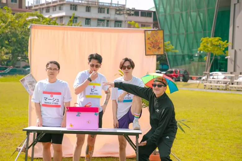 "VYBES" อี๋...เห็นคนอินเลิฟแล้วน่าหมั่นไส้!! พาคนโสดฟังเพลง "เหม็นความรัก (EWWW!)" ชวน "สไปร์ท di age" ร่วมฟีทฯ