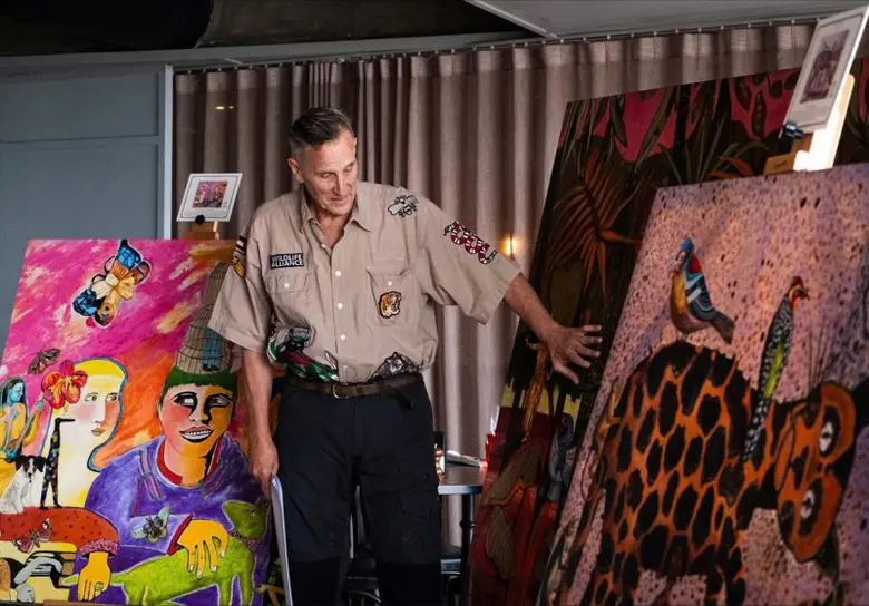 สการ์เล็ตร่วมกับ @billbensley (บิล เบนสเลย์) ดื่มด่ำบรรยากาศนิทรรศการศิลปะ