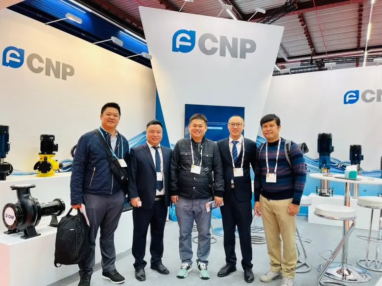 นายอรุณศักดิ์ วงศ์กวีวิทย์ (ที่ 3 จากซ้าย...