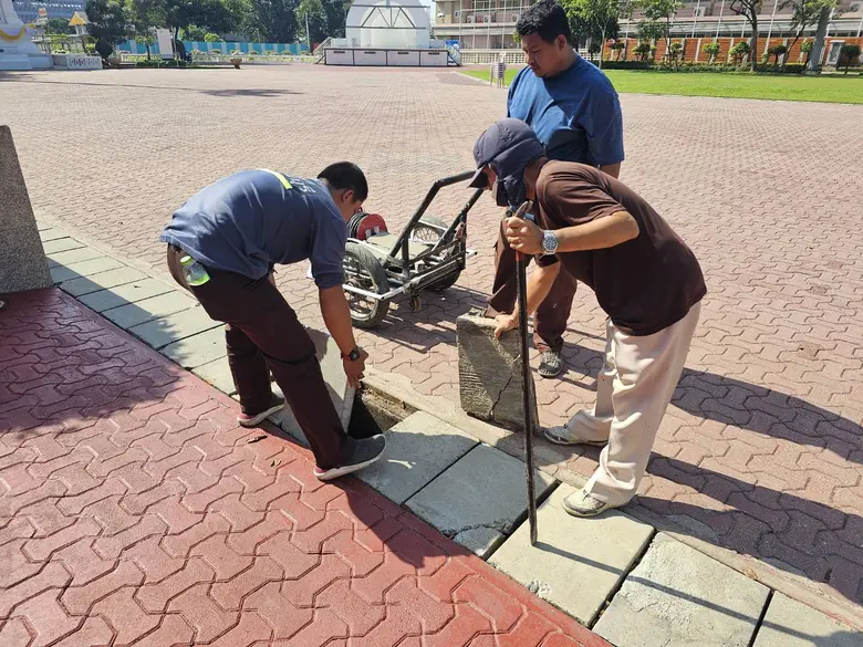 เขตมีนบุรีซ่อมฝาท่อระบายน้ำที่ชำรุดรอบสวนเฉลิมพระเกียรติ ร.9