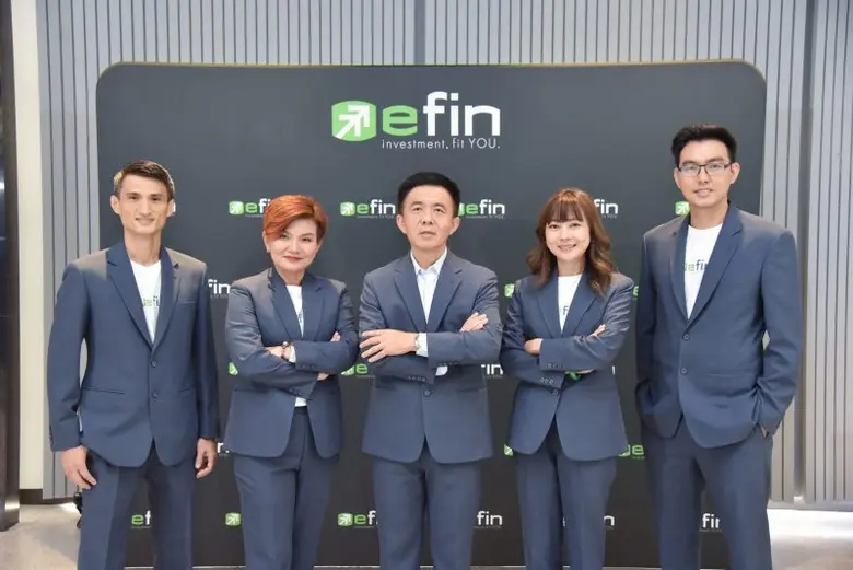 คุณพรเลิศ เตชะรัตโนภาส (กลาง) ประธานกรรมก...