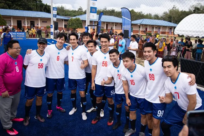 ตูน-อาทิวราห์ แท็กทีมคิง เพาเวอร์ ยกทัพเพื่อนดาราระเบิดศึกฟาดแข้งบนสนามฟุตบอลหญ้าเทียมกลางทะเลอันดามัน เกาะลิบง จังหวัดตรัง
