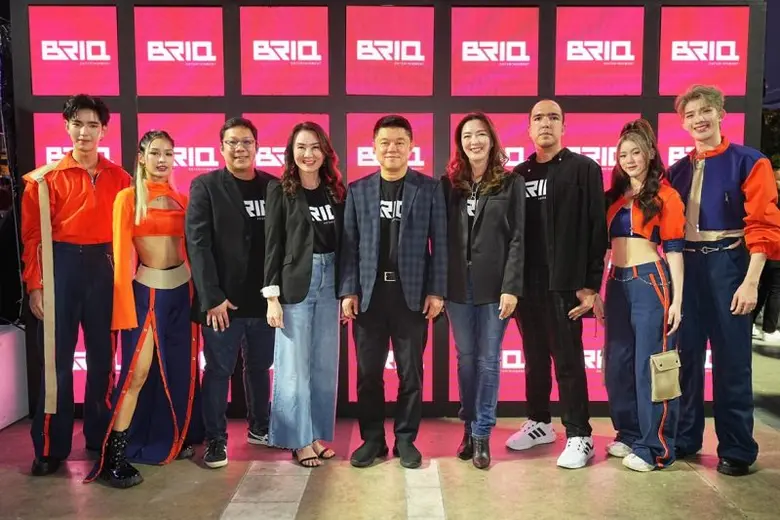 คุณสุรชัย เชษฐโชติศักดิ์ (กลาง) ประธานเจ้...