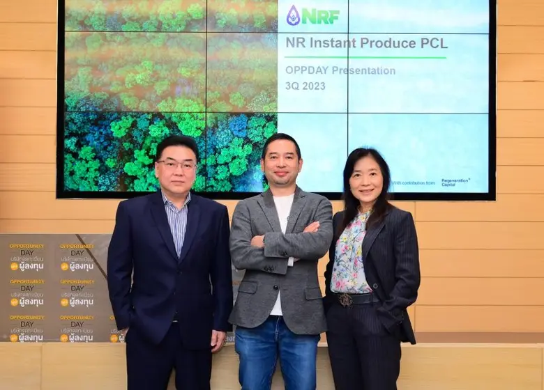 คุณแดน ปฐมวาณิชย์ (กลาง) ประธานเจ้าหน้าที...