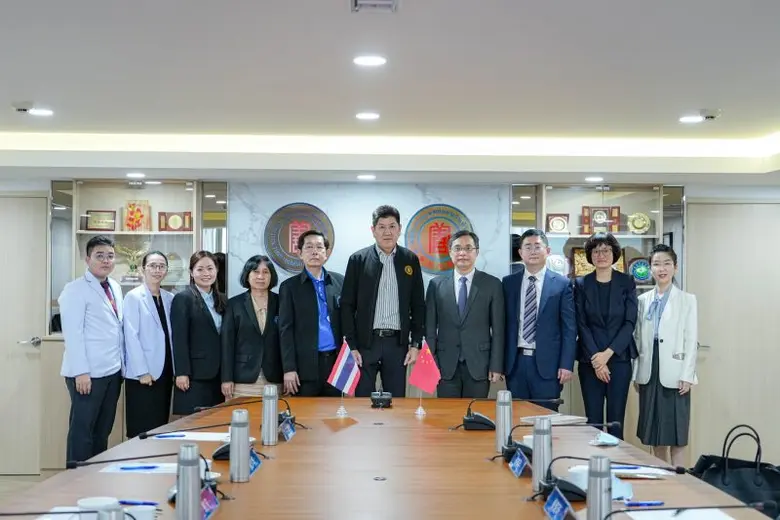 คุณอรัญ เอี่ยมสุรีย์ ผู้อำนวยการคลินิกการ...