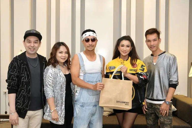 Aussana Jantapa (4th left), Senior Genera...