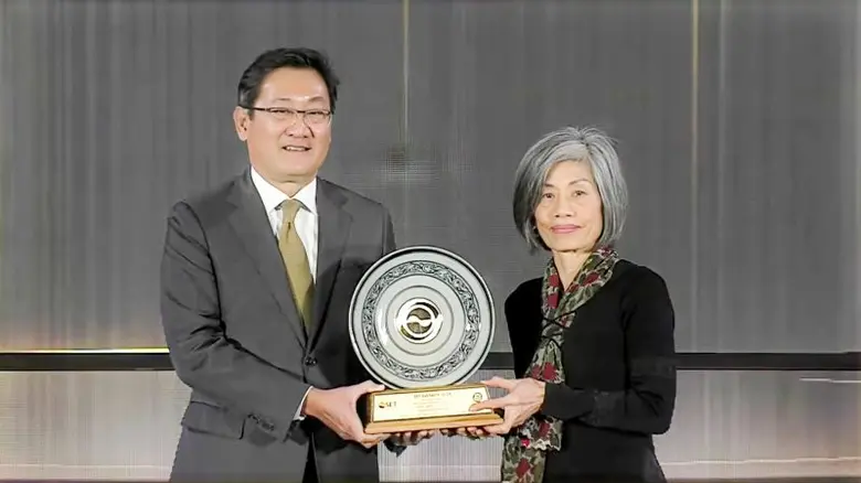 ดร.ภากร ปีตธวัชชัย (ซ้าย) กรรมการและผู้จั...