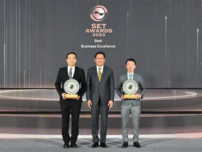 นายสง่า บุญสงเคราะห์ (ซ้าย) ประธานเจ้าหน้...