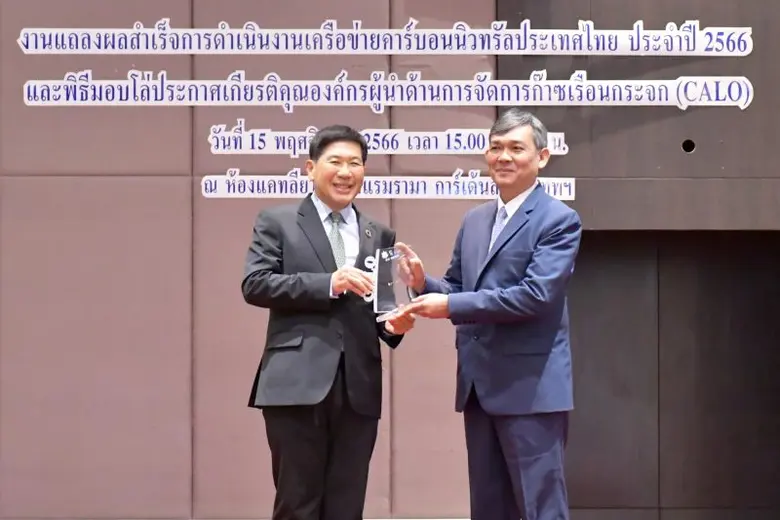 นายมนินทร์ อินทร์พรหม (ขวา) ผู้ช่วยกรรมกา...