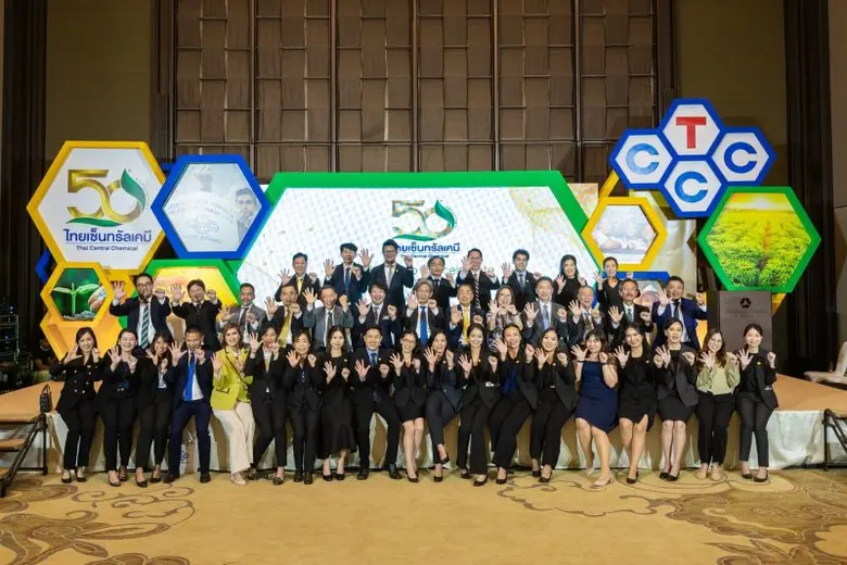 นายทาคาฮิโระ ยามาชิตะ (แถว 2 คนกลาง) ประธ...