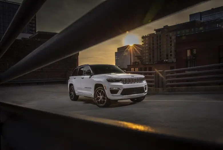 จี๊ป ประเทศไทย ชวนขับเคลื่อน 'ออล-นิว แกรนด์ เชอเรอกี รุ่น ซัมมิท รีเซิร์ฟ โฟว์ บาย อี' เอสยูวีหรู ผสานปลั๊ก-อินไฮบริด สัมผัสใหม่แห่งยนตรกรรมพันธุ์แกร่ง