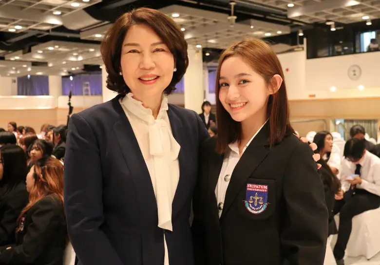 สร้างขวัญกำลังใจ! ลูกนิติศาสตร์ SPU จัดพิธีฝากตัวเป็นศิษย์ ติดเข็มประดับไท นักศึกษาใหม่ รหัส 66"