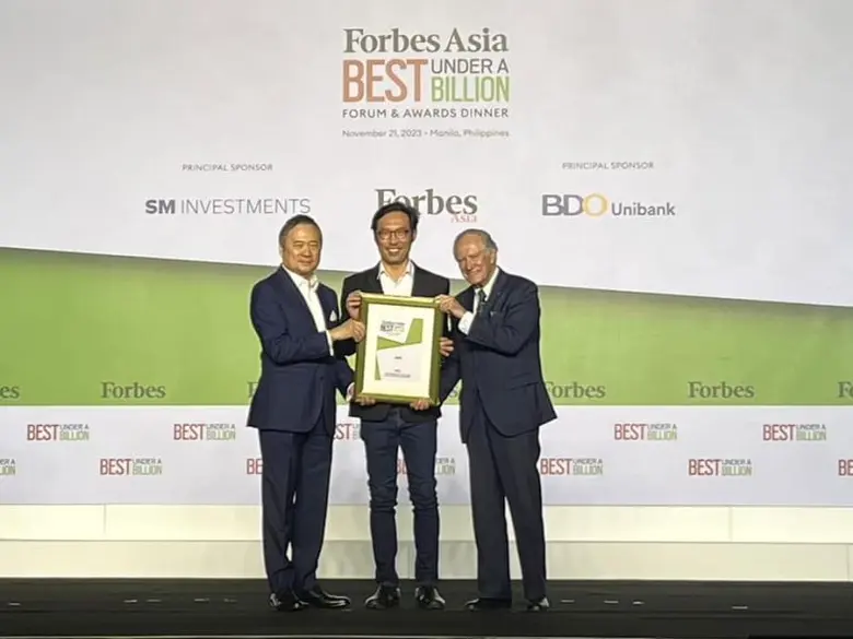 นายอดิศักดิ์ รักอริยะพงศ์ (กลาง) ประธานกร...