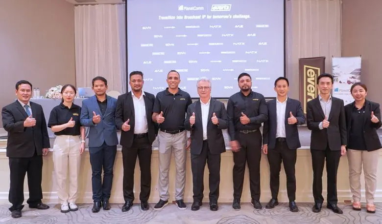 คุณทรีเวอร์ ทอมป์สัน (ที่ 5 จากขวา) รองปร...