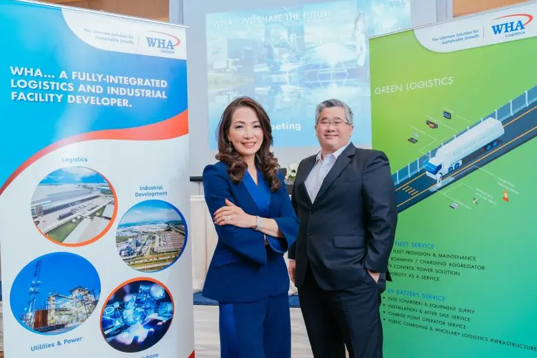 นางสาวจรีพร จารุกรสกุล (ซ้าย) ประธานคณะกร...