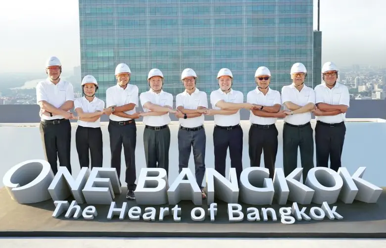 ฐาปน สิริวัฒนภักดี (ที่ 4 จากซ้าย) ประธาน...