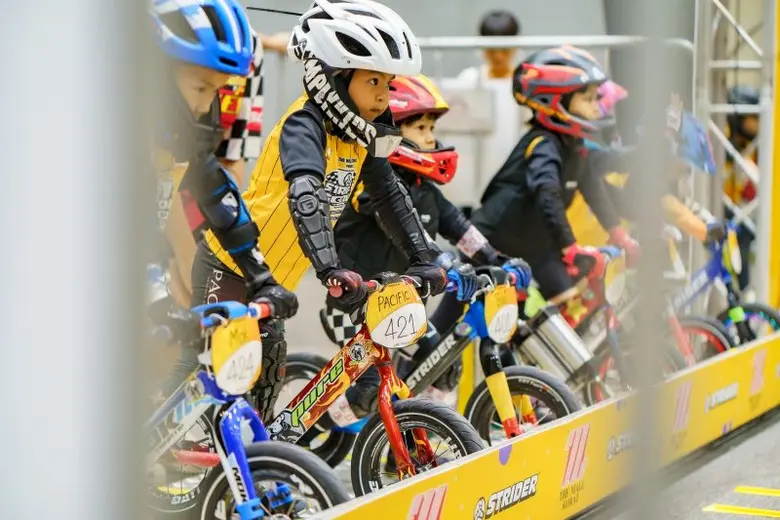 การแข่งขันจักรยานทรงตัวเด็กสนามมาตรฐานระด...