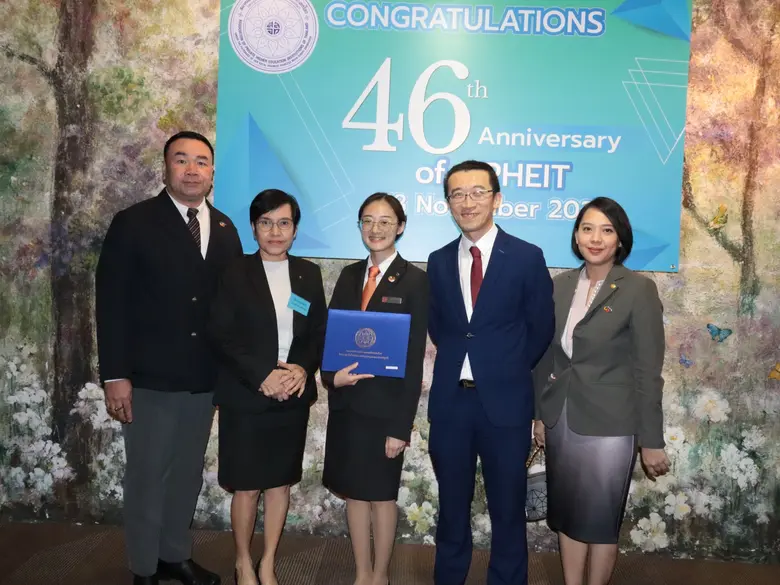 นักศึกษาวิทยาลัยดุสิตธานี สถาบันอุดมศึกษา...