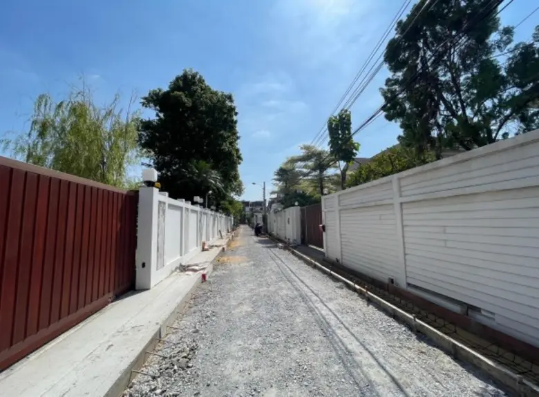 เขตวังทองหลางกำชับผู้รับจ้างปรับปรุงถนน-ท่อระบายน้ำย่านลาดพร้าวเร่งแก้ปัญหาความเดือดร้อนประชาชน