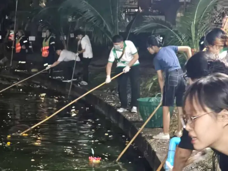 DEK บัญชี SPU จิตอาสาทำความดีเพื่อสังคม เก็บขยะหลังเทศกาลลอยกระทง วัดพระศรีมหาธาตุฯ บางเขน