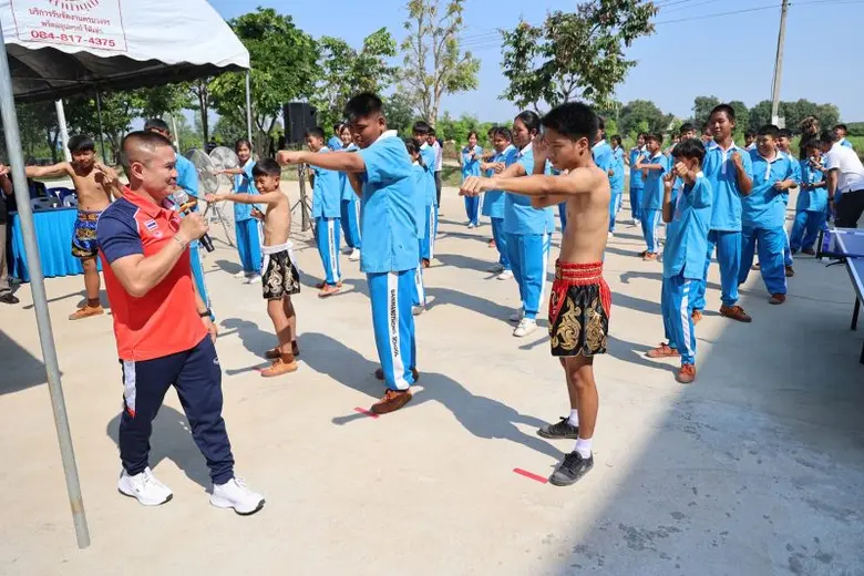 กองทุนพัฒนาการกีฬาแห่งชาติ เดินหน้าโครงการสนับสนุนและเสริมสร้างการตื่นตัวออกกำลังกายให้กับพี่น้องประชาชน พร้อมส่งมอบอุปกรณ์กีฬาให้กับโรงเรียนที่ขาดแคลน