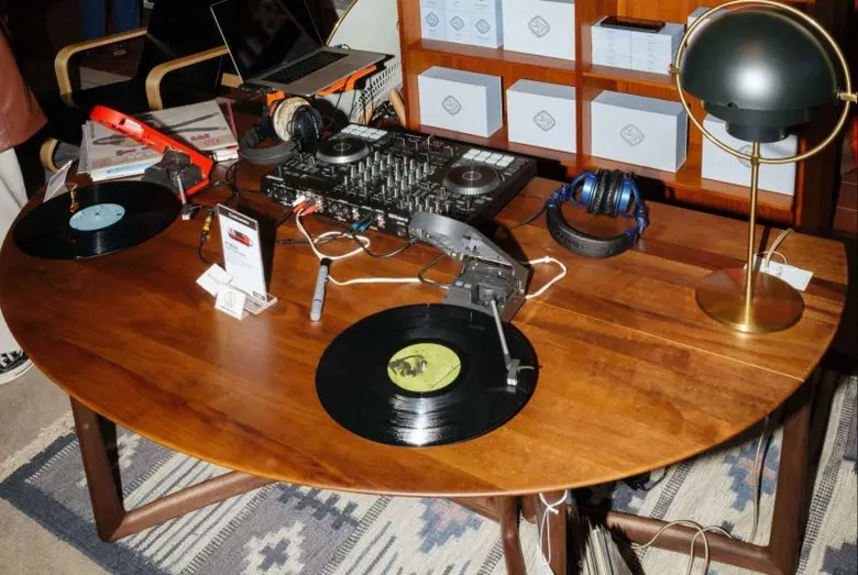 อาร์ทีบีฯ ร่วมงาน Baan Puen, in friendship with NORSE เติมเต็มบรรยากาศไปด้วยเสียงเพลง ด้วยเครื่องเล่นแผ่นเสียงและลำโพง จาก Bang&Olufsen และ Audio-Technica