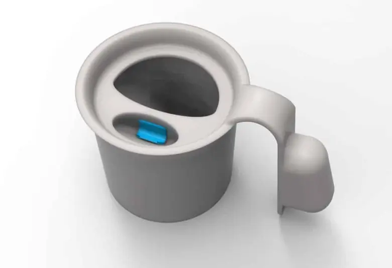 "แก้วน้ำกันสำลัก" นวัตกรรมจุฬาฯ ตัวช่วยผู้ป่วยระบบประสาท ดื่มน้ำอย่างมั่นใจ ไม่สำลัก