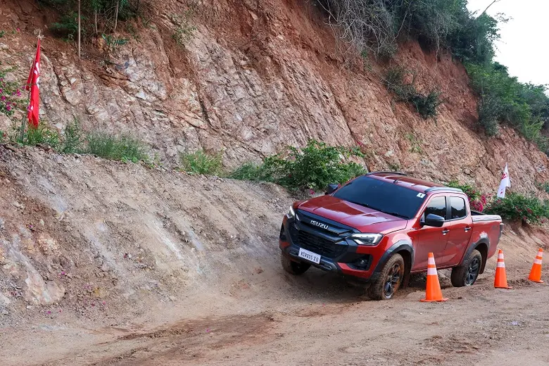 บริดจสโตนร่วมงาน "ISUZU V-CROSS 4x4…UNLOCK THE MASTER SPIRIT" พร้อมสนับสนุนผลิตภัณฑ์ "BRIDGESTONE DUELER ALL-TERRAIN A/T002"