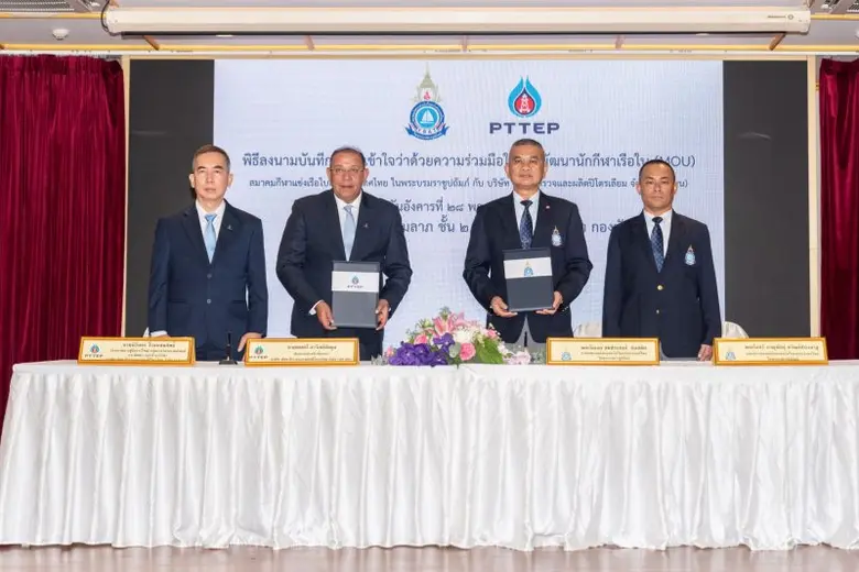 Mr. Montri Rawanchaikul (2nd from left), ...