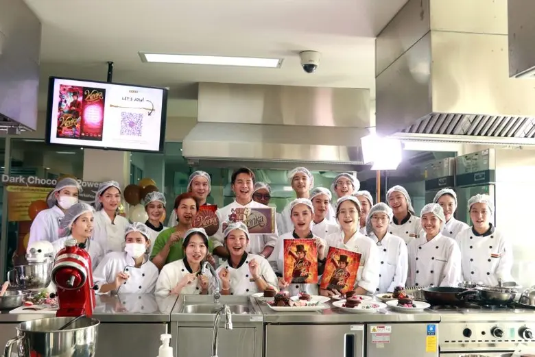 คณะการท่องเที่ยวฯ DPU ร่วม "วอร์เนอร์บราเธอส์" จัดเวิร์กชอปดึงเชฟดังรังสรรค์เมนูหวานสร้างแรงบันดาลใจจากหนัง Wonka