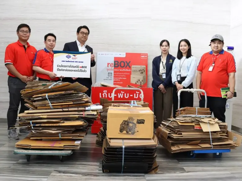 นายสึโยชิ โอซากิ (ที่ 3 จากซ้าย) เจ้าหน้า...