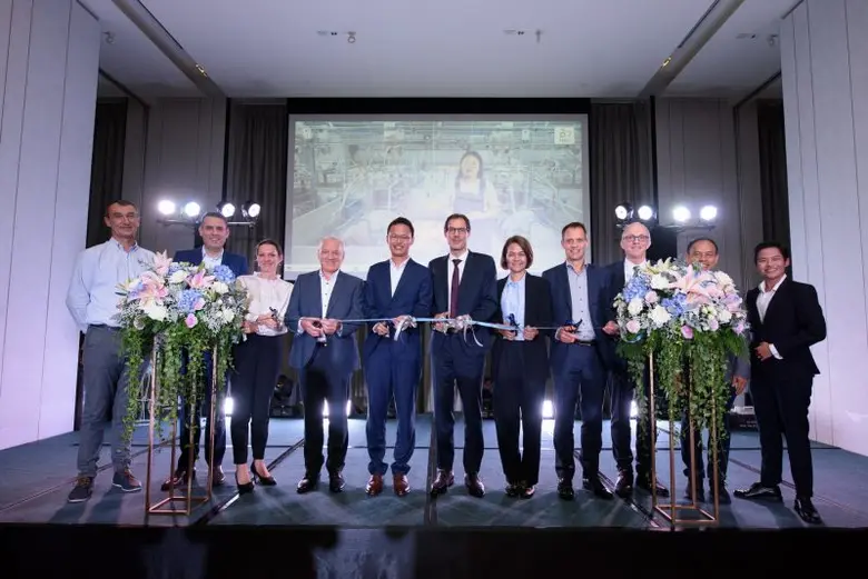 คุณเพชร นันทวิสัย (ที่ 5 จากด้านซ้าย) ประ...