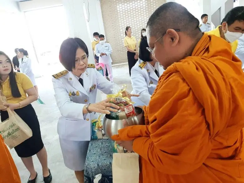 สำนักงานพัฒนาฝีมือแรงงานแพร่ เข้าร่วมพิธีเจริญพระพุทธมนต์และทำบุญตักบาตรถวายพระราชกุศล