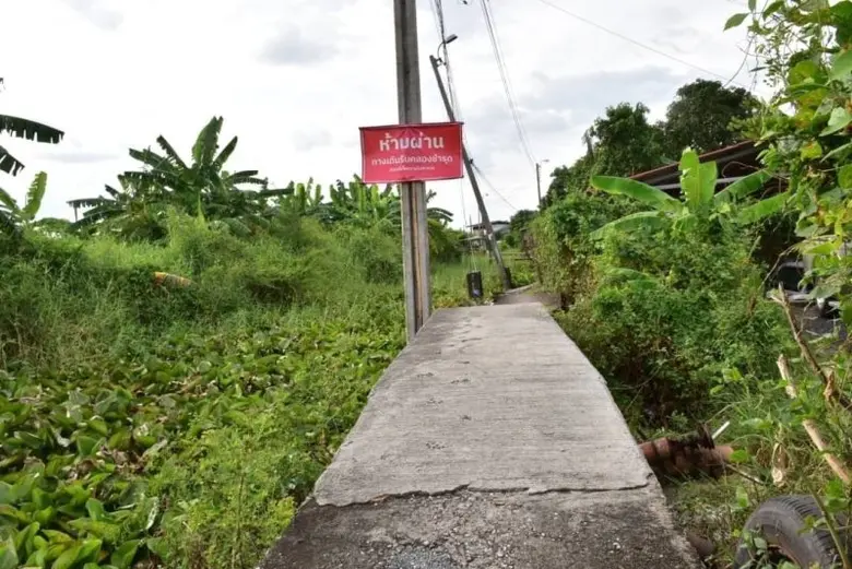 เขตคลองสามวาเร่งซ่อมแซมทางเดินริมคลองลำกระดานคาดแล้วเสร็จ ม.ค.67