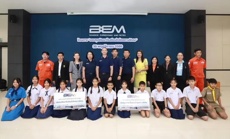 นายอัลวิน จี รองกรรมการผู้จัดการ (แถวหลัง...