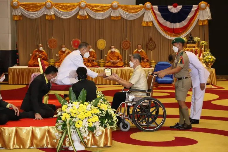 องคมนตรี เป็นผู้แทนพระองค์พระราชทานเกียรติบัตร ในงานพ่อตัวอย่างแห่งชาติ ครั้งที่ 44