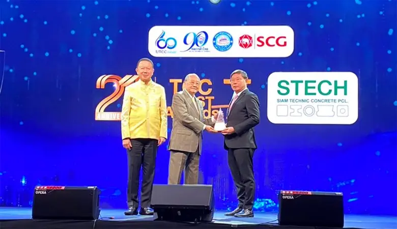 นายวัฒน์ชัย มงคลศรีสวัสดิ (ขวา) ประธานเจ้...