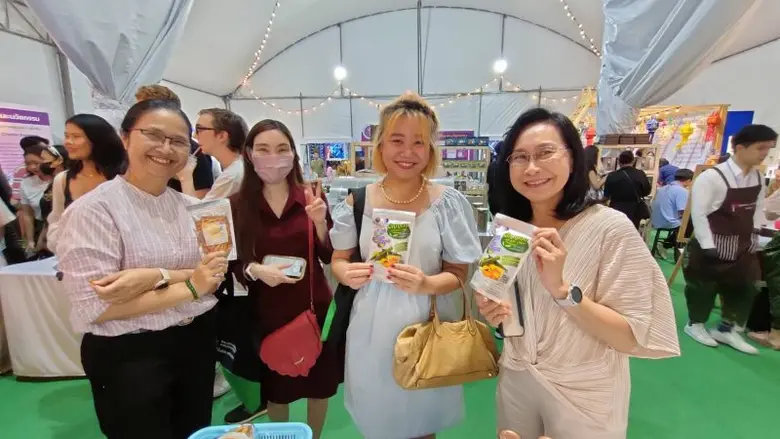 วว. ร่วมต้อนรับ รมว.อว. ในโอกาสเยี่ยมชมบูธนิทรรศการ/จำหน่ายผลิตภัณฑ์งานวิจัย ในงานวันกาชาด 100 ปี