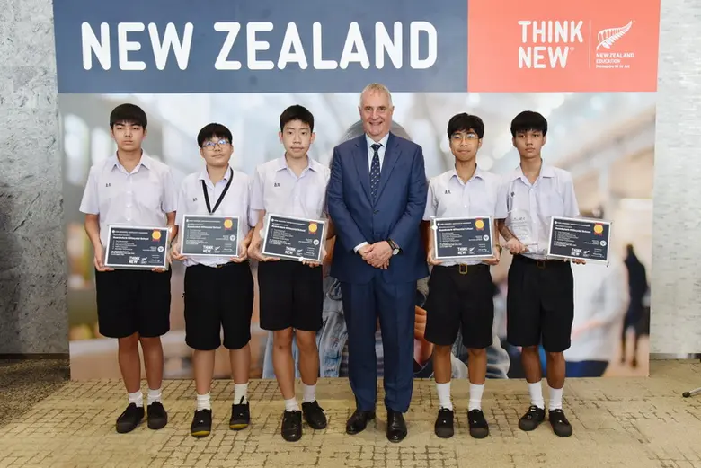 นักเรียนจากรร.สวนกุหลาบวิทยาลัย คว้ารางวั...