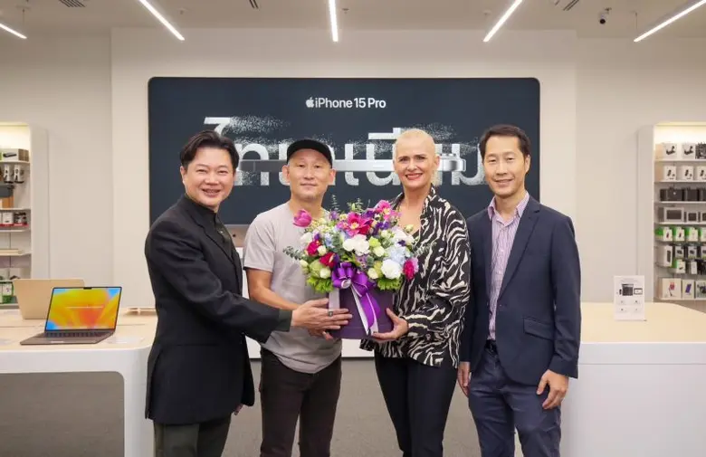 คุณปรเมศร์ เหรียญเจริญสุข (ที่ 2 จากซ้าย)...