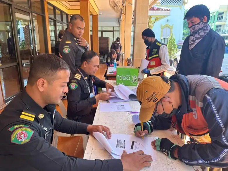 กทม.กวดขันจับปรับขับขี่-จอดรถจักรยานยนต์บนทางเท้าหน้าอุทยานเบญจสิริ